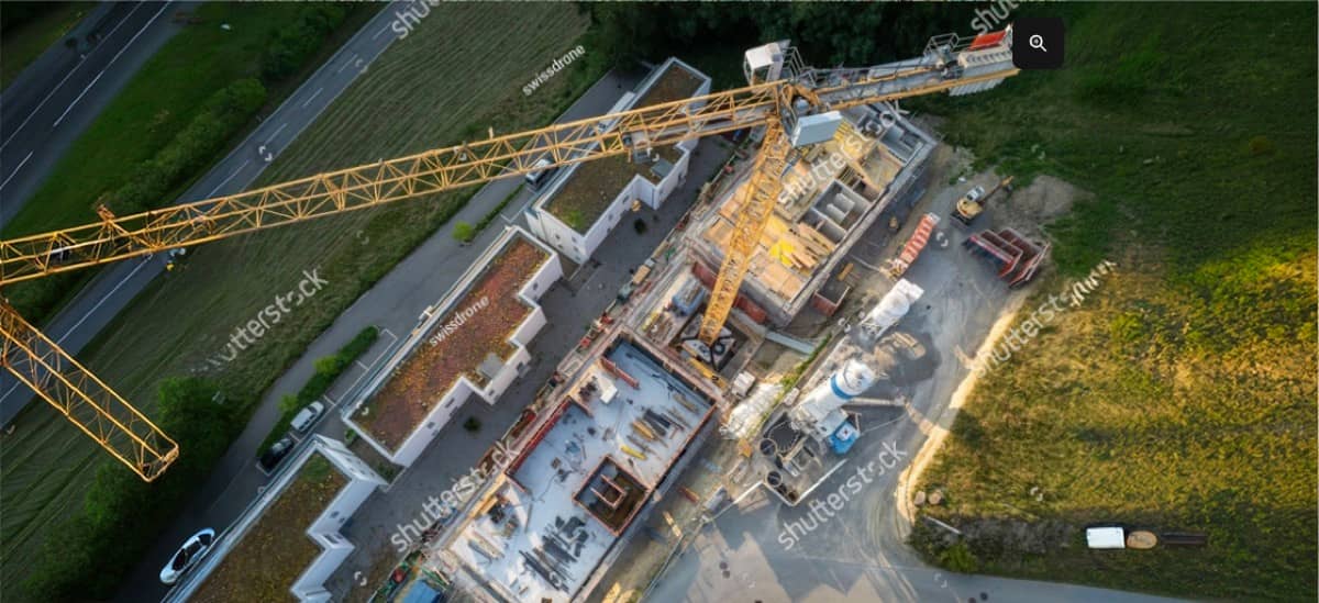 Byggeplass sett ovenfra med mobile strømenheter