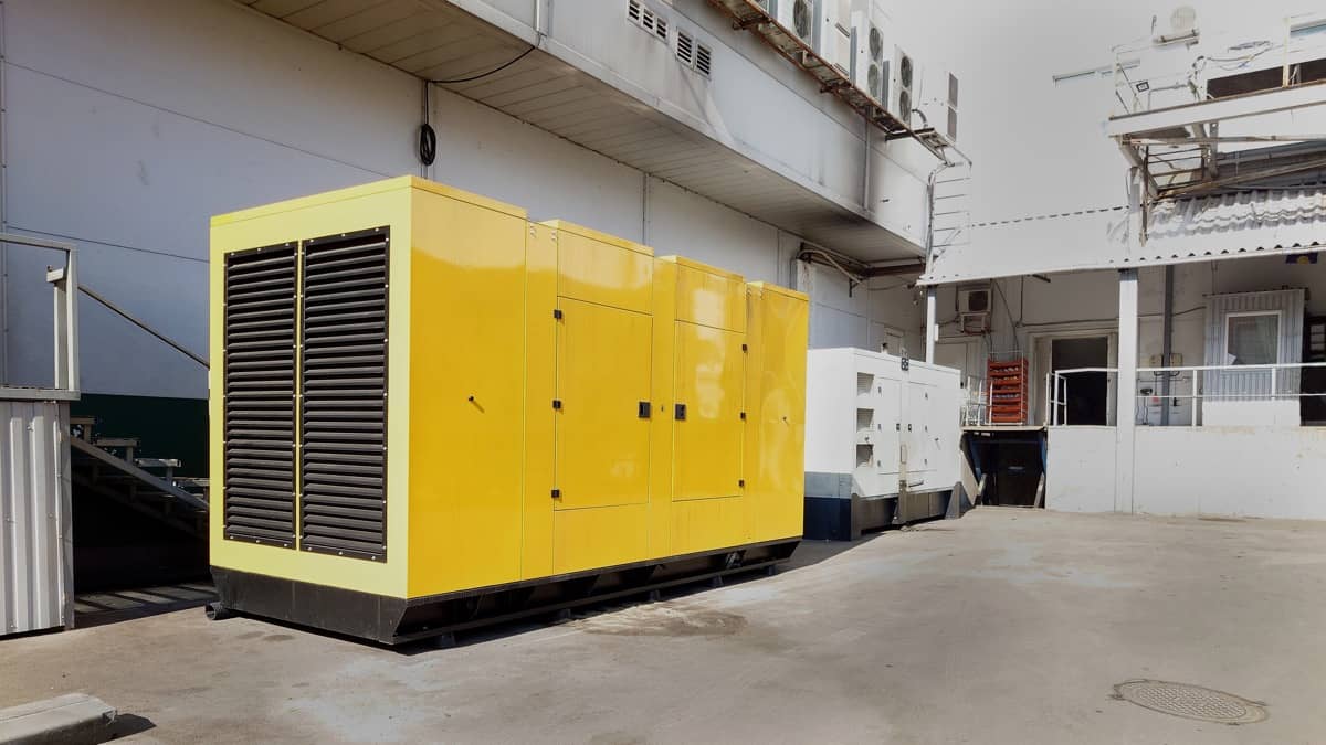 En stor gul generator på et industriområde