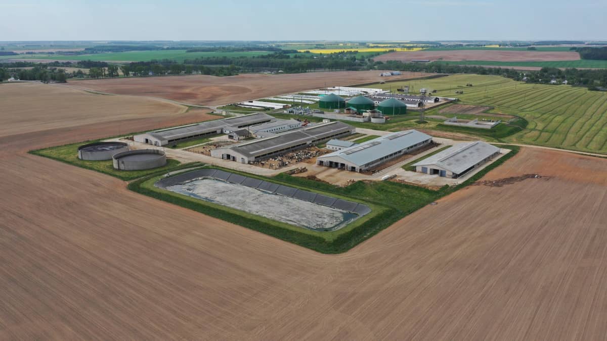 Luftfoto av et stort landbruksområde med egen energiinstallasjon