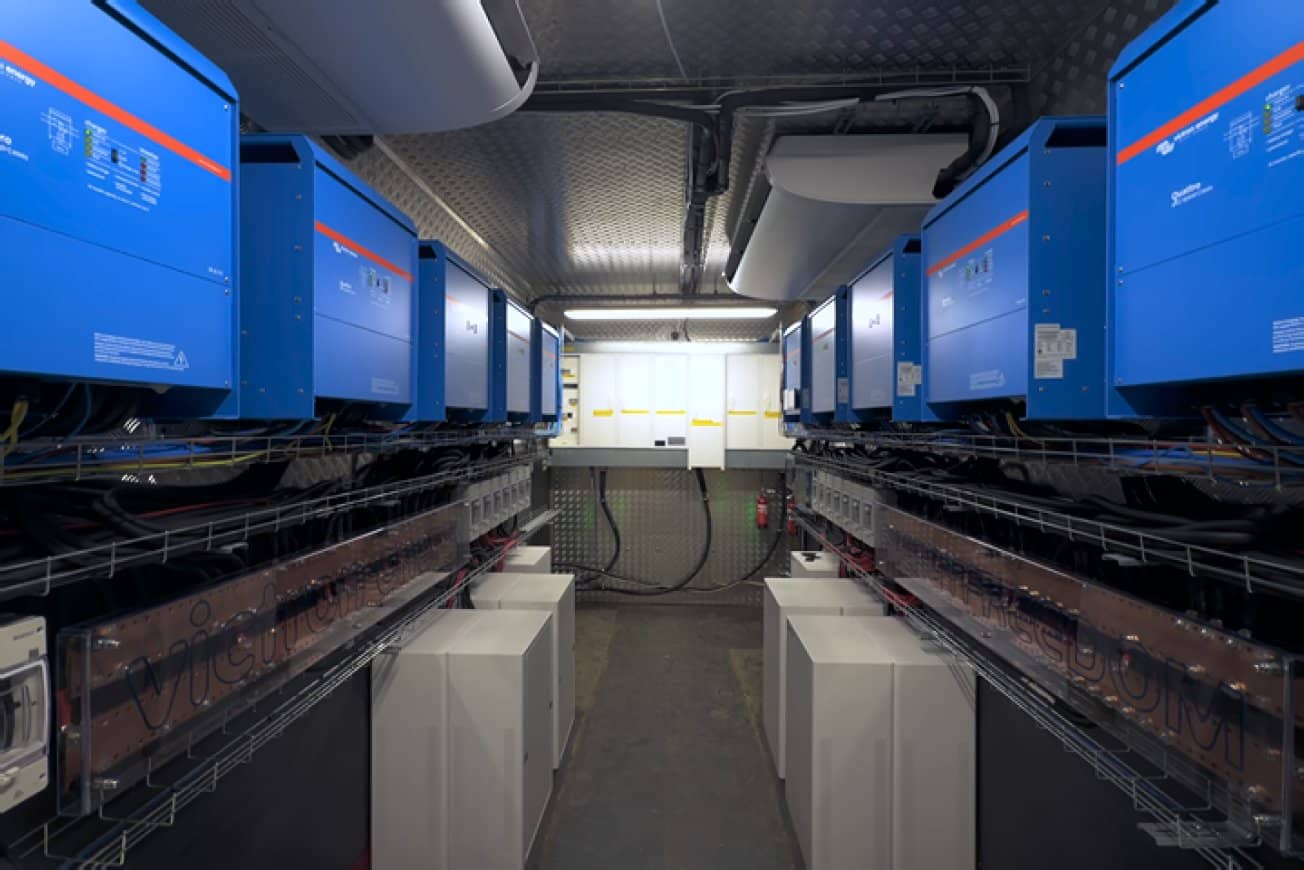 Victron-vekselrettere/ladere og batteriskap installert inne i en mikronettcontainer