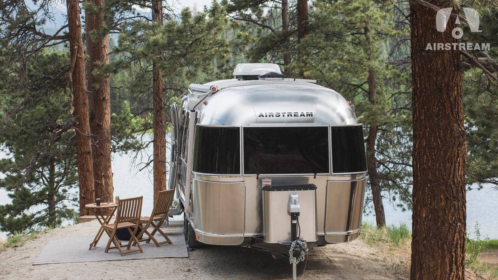 Airstream campingvogn på en campingplass i skogen