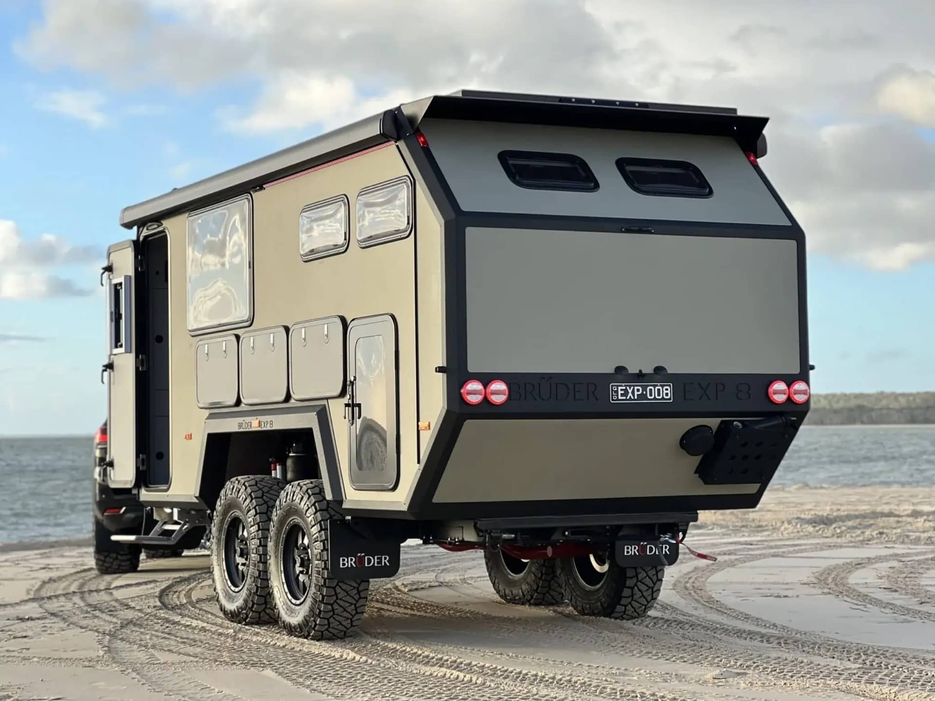 Bruder EXP 8 off-road campingvogn på en strand