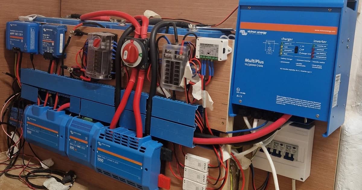 Victron vekselretter/lader, solcelleregulatorer og strømskinner montert på en bobilvegg
